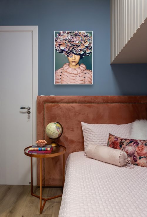 Quadro Decorativo Menina com Floral Rosa